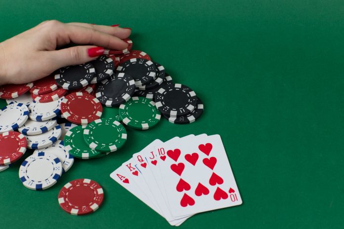 Learn to Estimate Winning Hands in Omaha and Holdem Poker