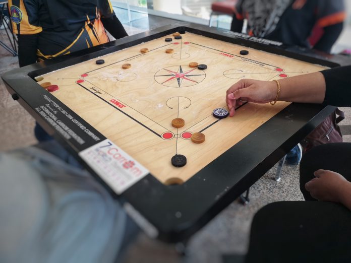 Play Carrom Game Online to Keep Away from Boredom!